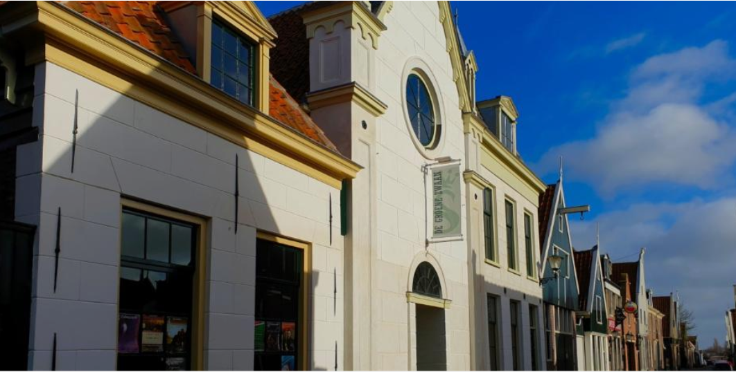 Buitenaanzicht de groene zwaan, witte kerk in de rijp